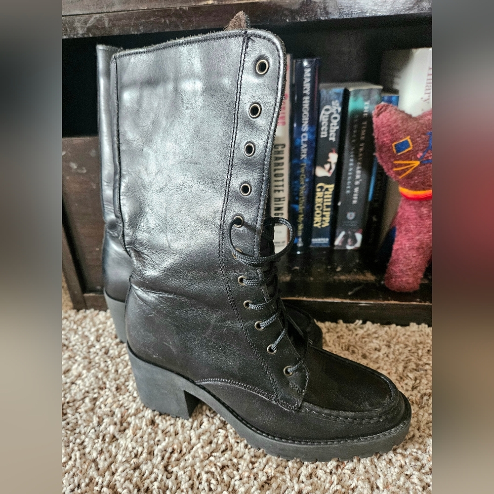 Vintage-Style Black Leather Combat Heeled Boots with Grip Sole and Fleec…